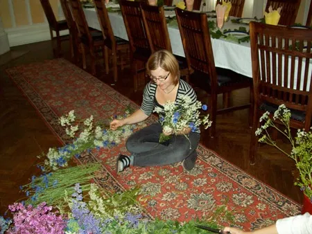 Blommor plockas till midsommarfirandet