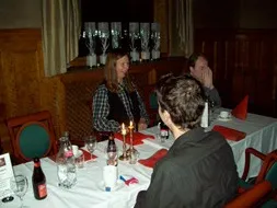 Boende och medarbetare läser i vardagsrummet